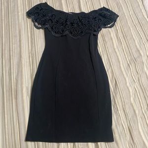 Selling a black off the shoulders dress !!